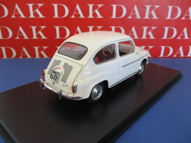 Die cast 1/24 Modellino Auto Fiat 600 D 1960 bianca - immagine 3