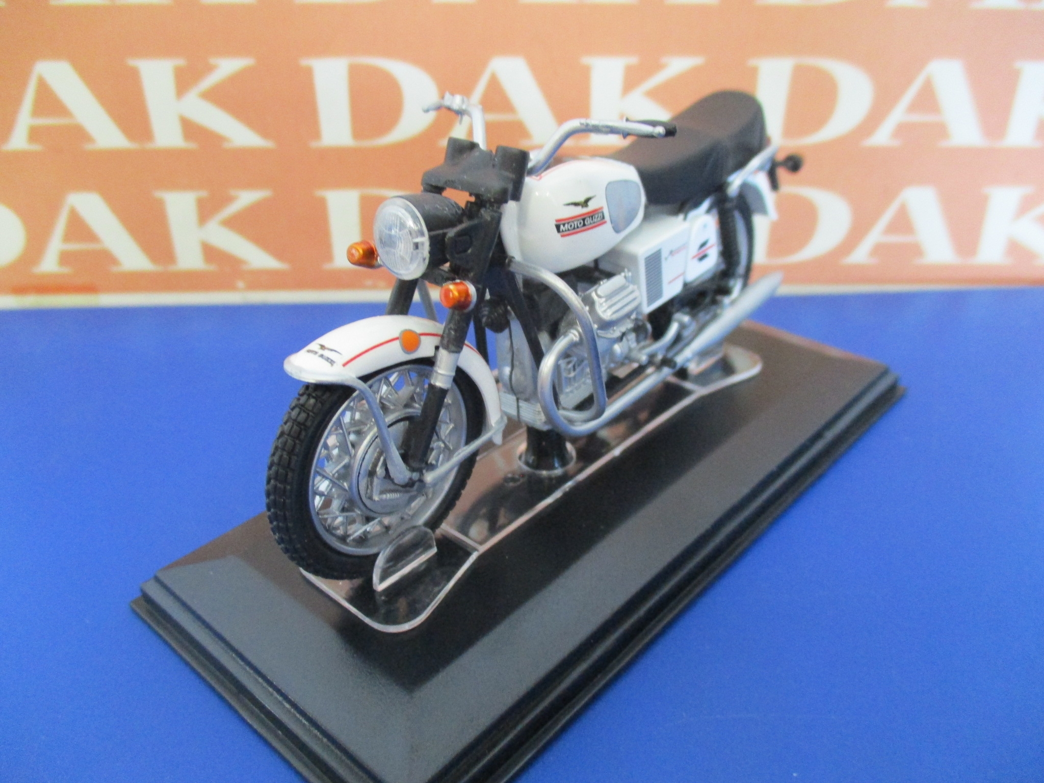 Die cast 1/24 Modellino Moto Guzzi V7 Special by Starline