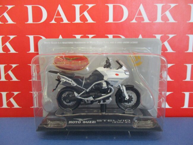 Die cast 1/24 Modellino Moto Guzzi Stelvio 1200 4V by Starline