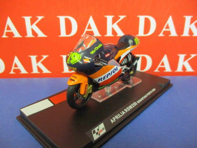 Die cast 1/24 Modellino Moto GP Aprilia RSW250 Sebastian Porto 2004 - immagine 2