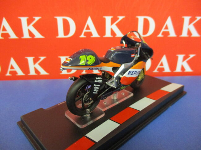 Die cast 1/24 Modellino Moto GP Aprilia RSW250 Sebastian Porto 2004 - immagine 3