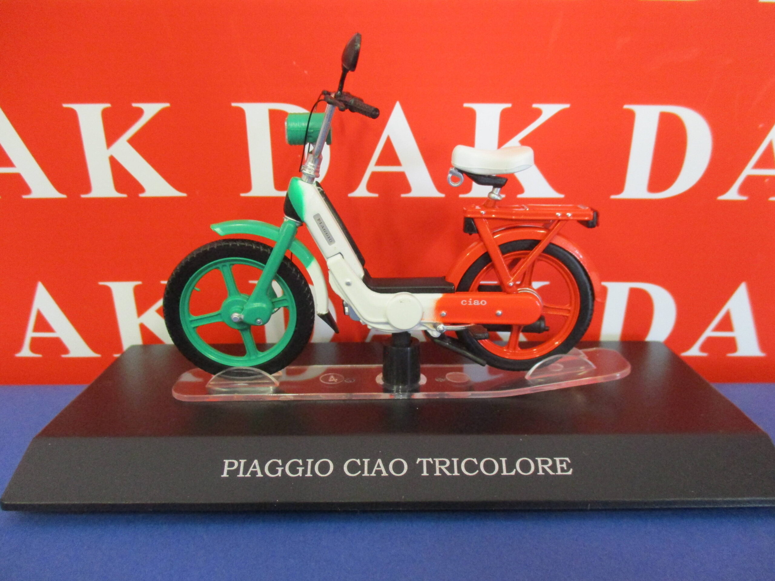 Die cast 1/18 scooter scooter model Piaggio hello tricolor