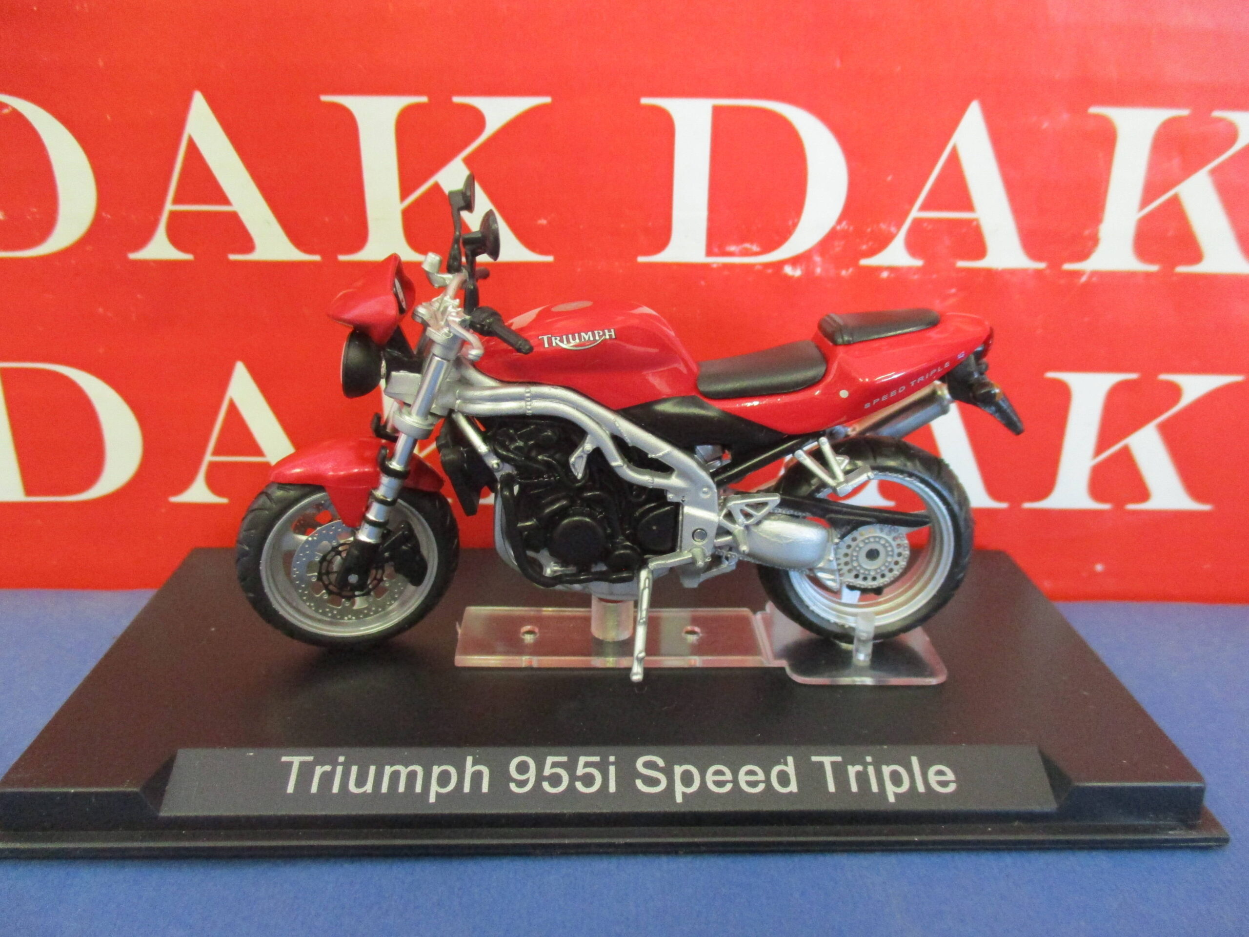 The cast 1/24 Moto Triumph 955i Speed Triple Action Figure