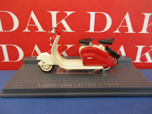 Die cast 1/24 Modellino Scooter Lambretta LD125 1957 by Ixo Museum