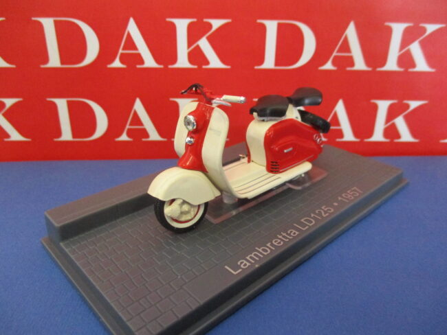 Die cast 1/24 Modellino Scooter Lambretta LD125 1957 by Ixo Museum - immagine 2