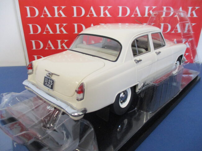 Die cast 1/18 Modellino Auto Gaz 21R Volga 1966 Cream by Ist - immagine 3