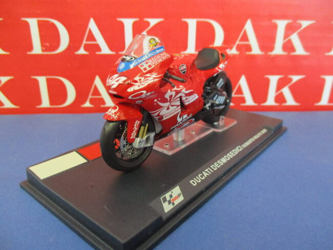 Die cast 1/24 Modellino Moto GP Ducati Desmosedici Roberto Rolfo 2005 - immagine 2