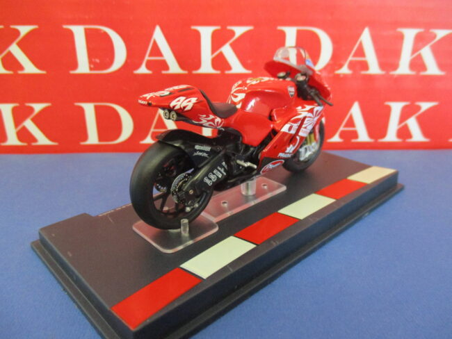 Die cast 1/24 Modellino Moto GP Ducati Desmosedici Roberto Rolfo 2005 - immagine 3