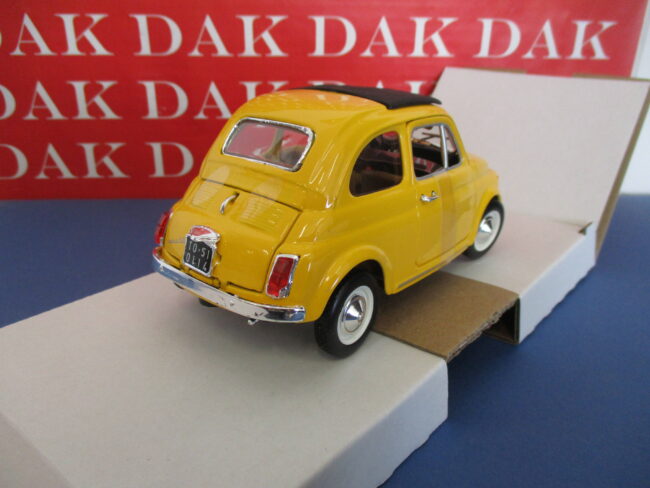 Die cast 1/24 Modellino Auto Fiat 500F Giallo 1965 by Burago - immagine 3