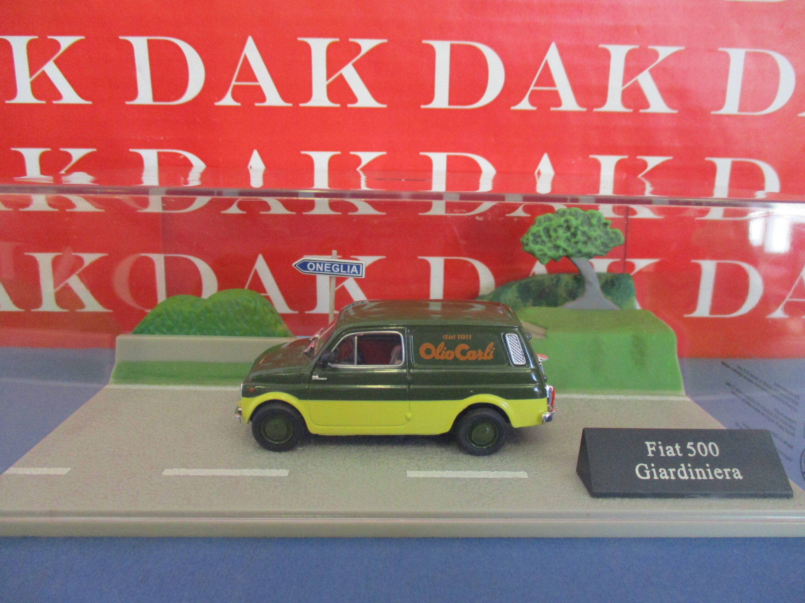 Die cast 1/43 Modellino Auto Diorama Fiat 500 Giardiniera Olio Carli