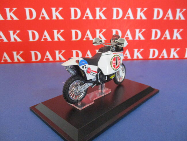 Die cast 1/24 Modellino Moto Cagiva 900 Elefant Rally Paris Dakar 1990 E. Orioli - immagine 3