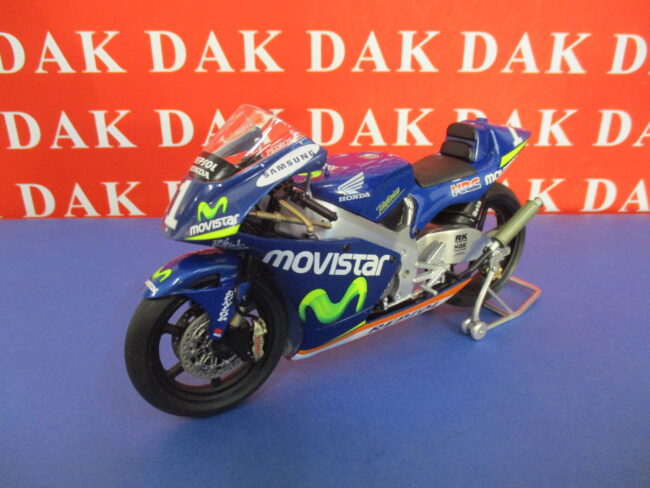 Die cast 1/12 Modellino Moto Honda RS250RW 2005 D. Pedrosa - immagine 2