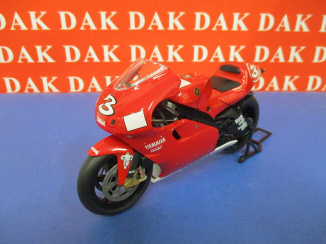 Die cast 1/12 Modellino Moto Yamaha YZR500 2001 Max Biaggi