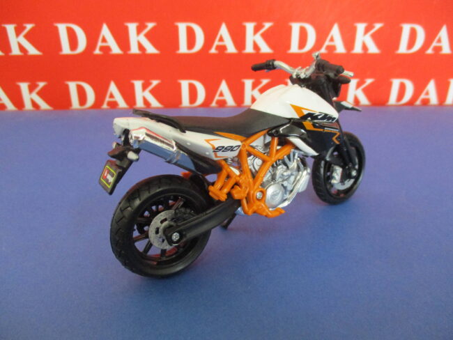 Die cast 1/18 Modellino Moto KTM 990 Supermoto R 2011 by Burago - immagine 3