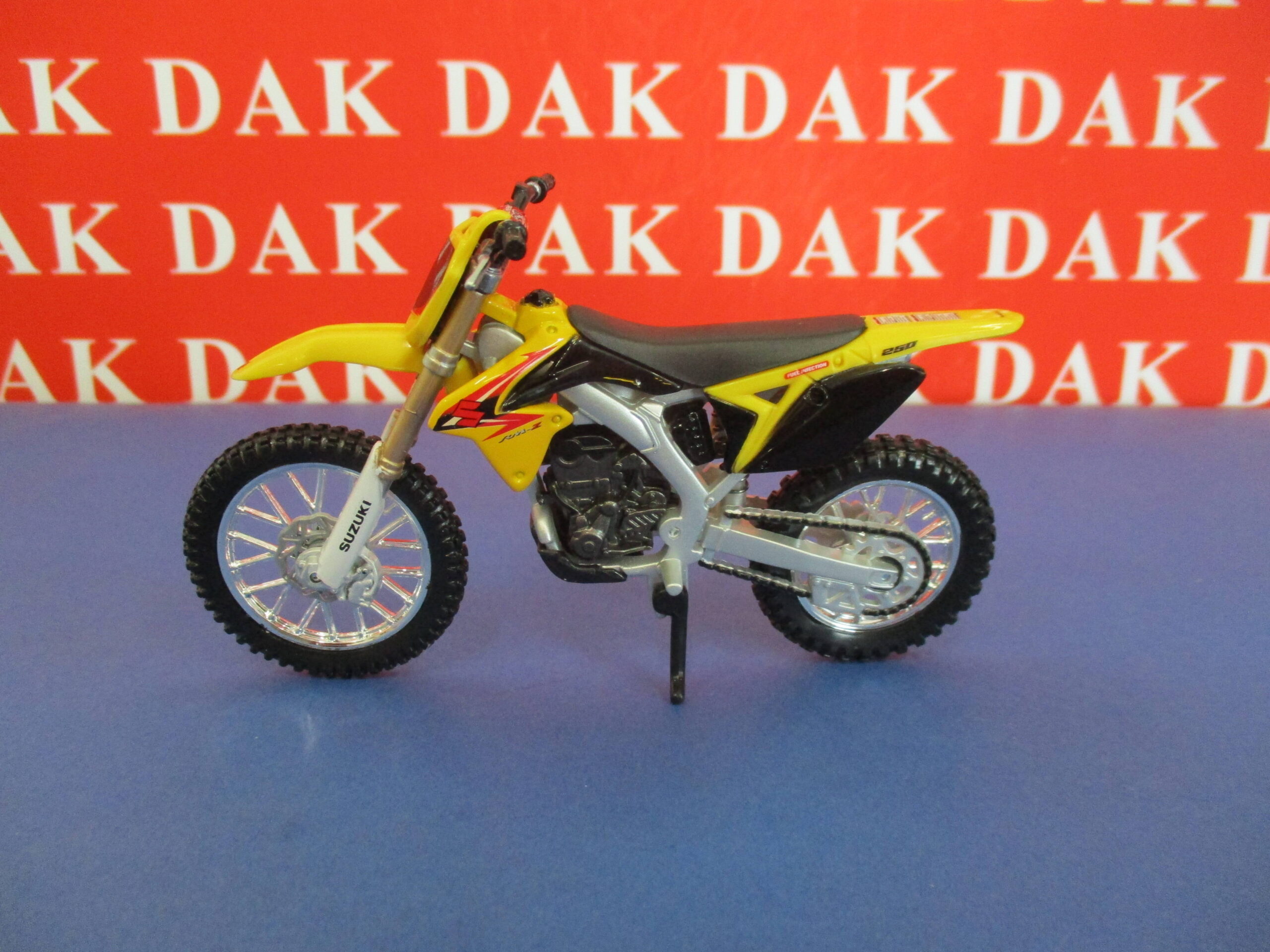 Die cast 1/18 Modellino Moto Suzuki RM-Z450 2010 by Burago