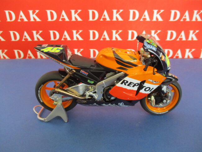 Die cast 1/12 Modellino Moto Honda RC211V Repsol 2003 Valentino Rossi 2003 - immagine 4