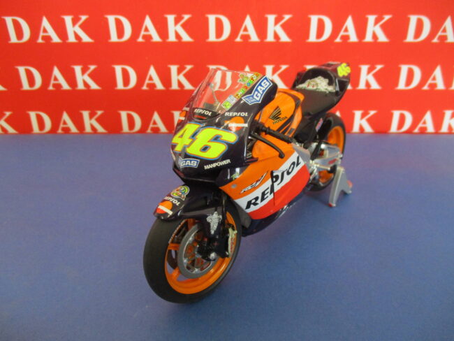 Die cast 1/12 Modellino Moto Honda RC211V Repsol 2003 Valentino Rossi 2003 - immagine 2