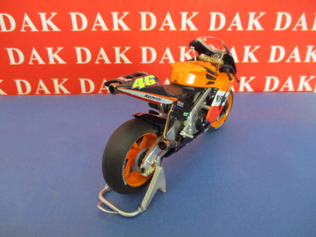 Die cast 1/12 Modellino Moto Honda RC211V Repsol 2003 Valentino Rossi 2003 - immagine 5