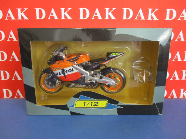 Die cast 1/12 Modellino Moto Honda RC211V Repsol 2003 Valentino Rossi 2003 - immagine 7