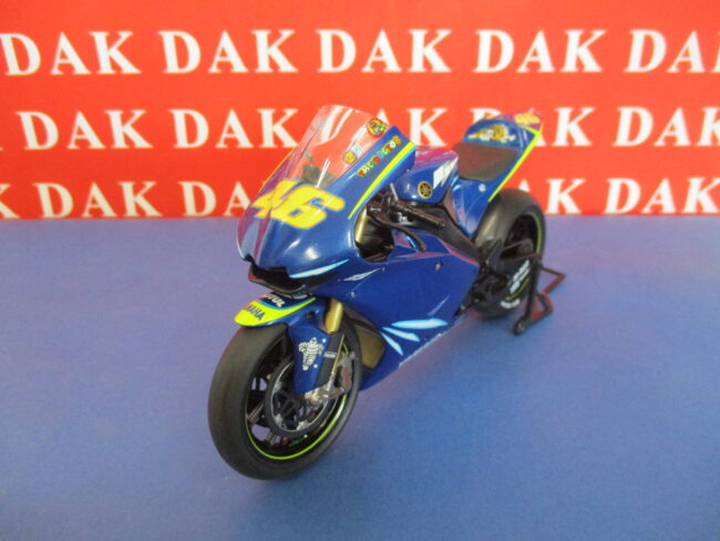 Die cast 1/12 Modellino Moto Yamaha YZR-M1 2004 Valentino Rossi - immagine 2