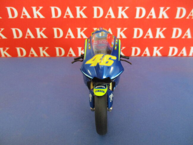 Die cast 1/12 Modellino Moto Yamaha YZR-M1 2004 Valentino Rossi - immagine 3