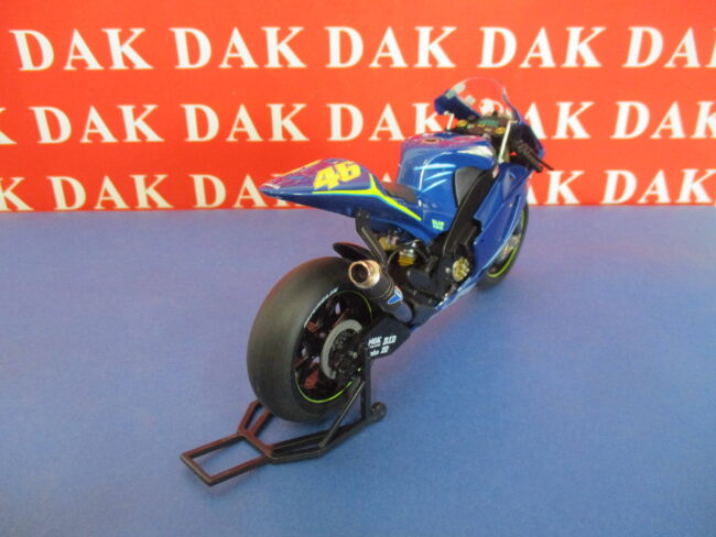 Die cast 1/12 Modellino Moto Yamaha YZR-M1 2004 Valentino Rossi - immagine 5