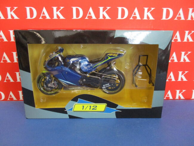 Die cast 1/12 Modellino Moto Yamaha YZR-M1 2004 Valentino Rossi - immagine 7