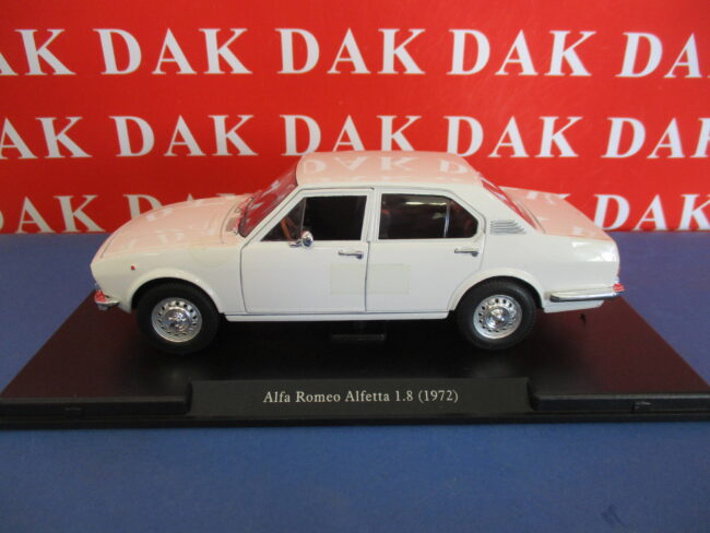 Die cast 1/24 Modellino Auto Alfa Romeo Alfetta 1.8 bianca 1972