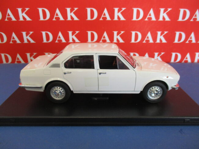 Die cast 1/24 Modellino Auto Alfa Romeo Alfetta 1.8 bianca 1972 - immagine 4