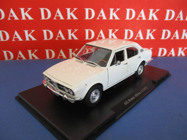 Die cast 1/24 Modellino Auto Alfa Romeo Alfetta 1.8 bianca 1972 - immagine 2