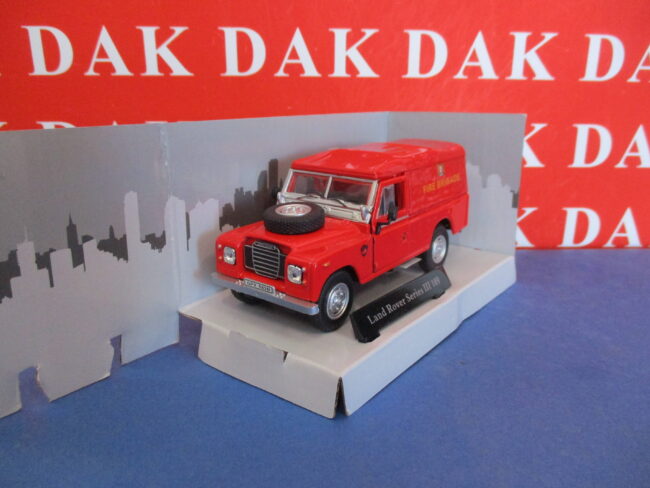 Die cast 1/43 Modellino Auto Land Rover Serie III 109 Pompieri Soft Top Cararama - immagine 2